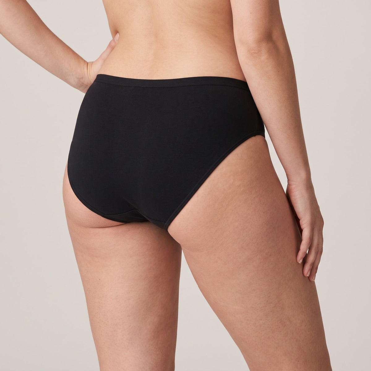 Culotte bikini classique Louma noire portée, vue de trois-quarts arrière