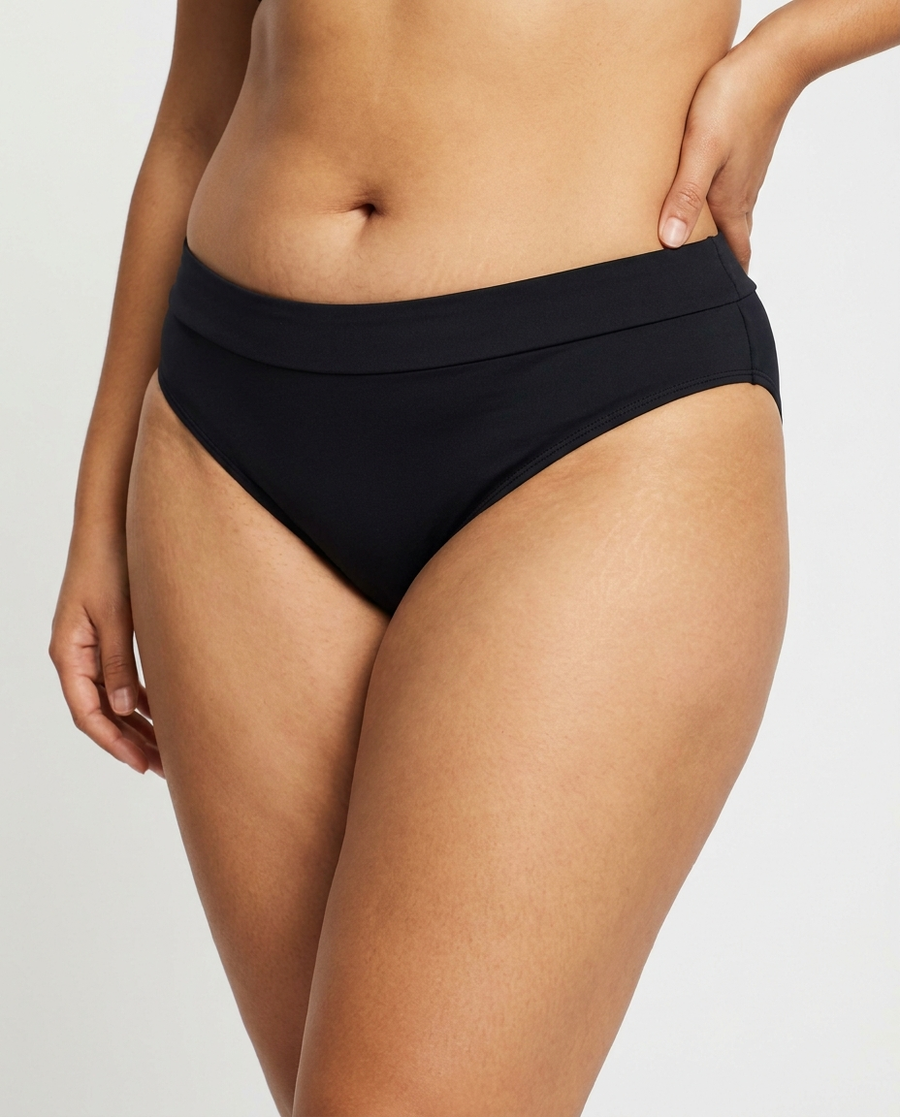 Culotte Louma noire portée, plan rapproché