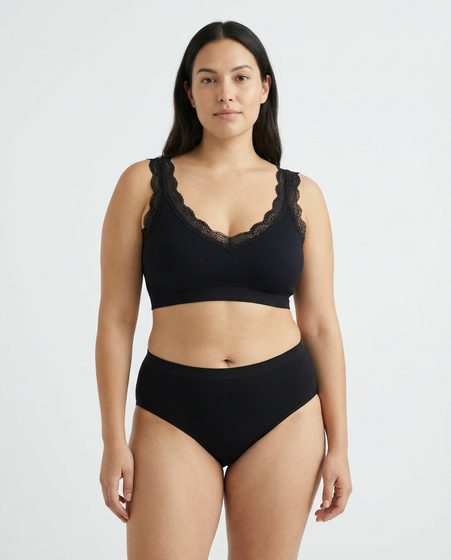 Brassière Louma noire bordée de dentelle, portée