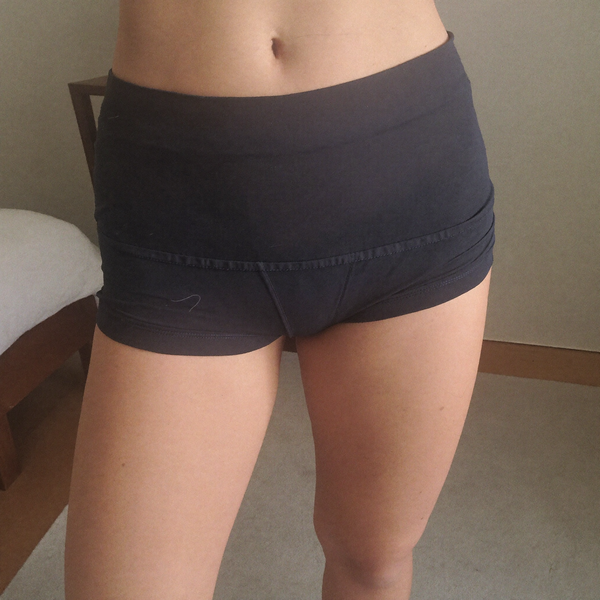 Shorty Louma bleu encre porté, vue de face, taille à genou