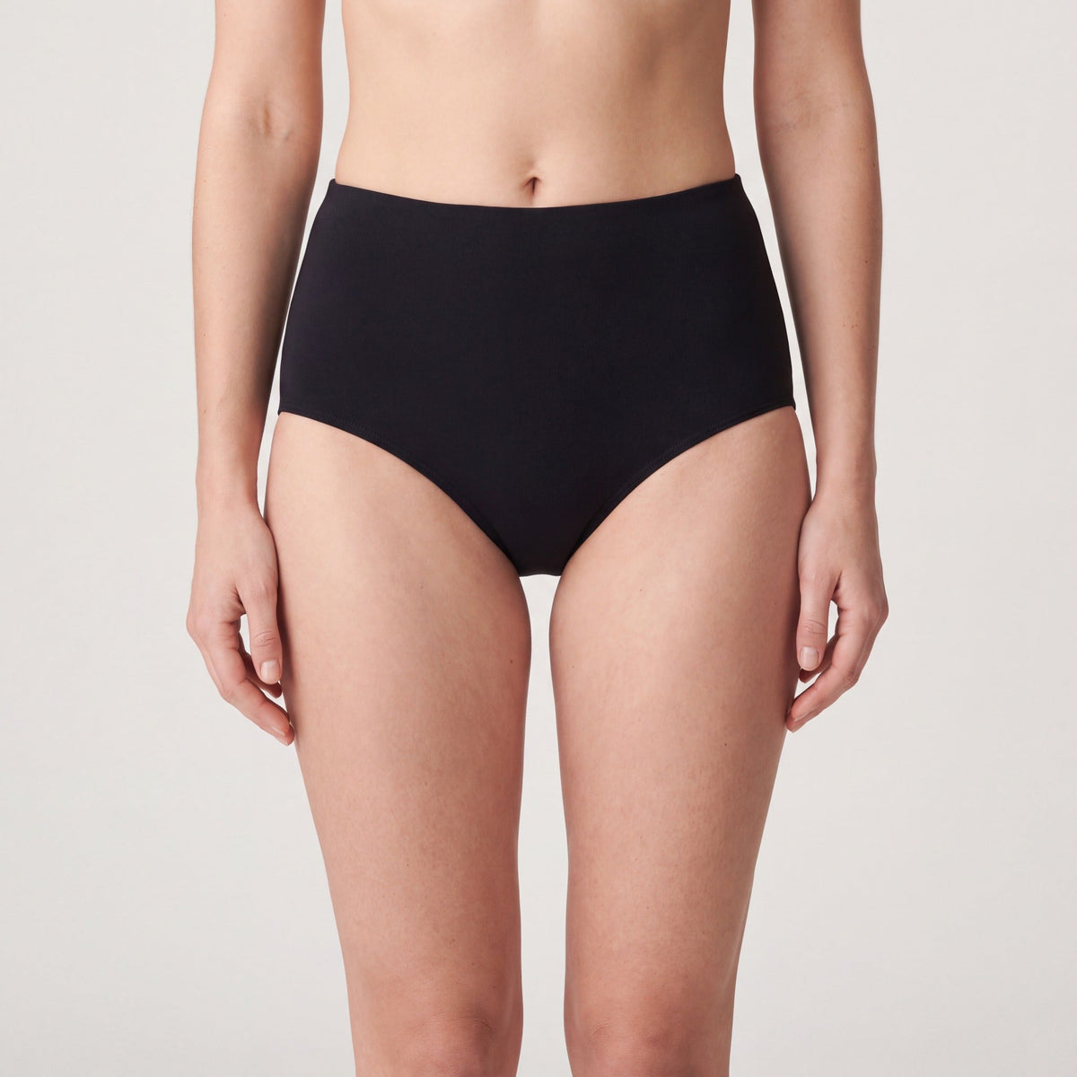 Culotte haute Louma noire portée, plan taille-genou