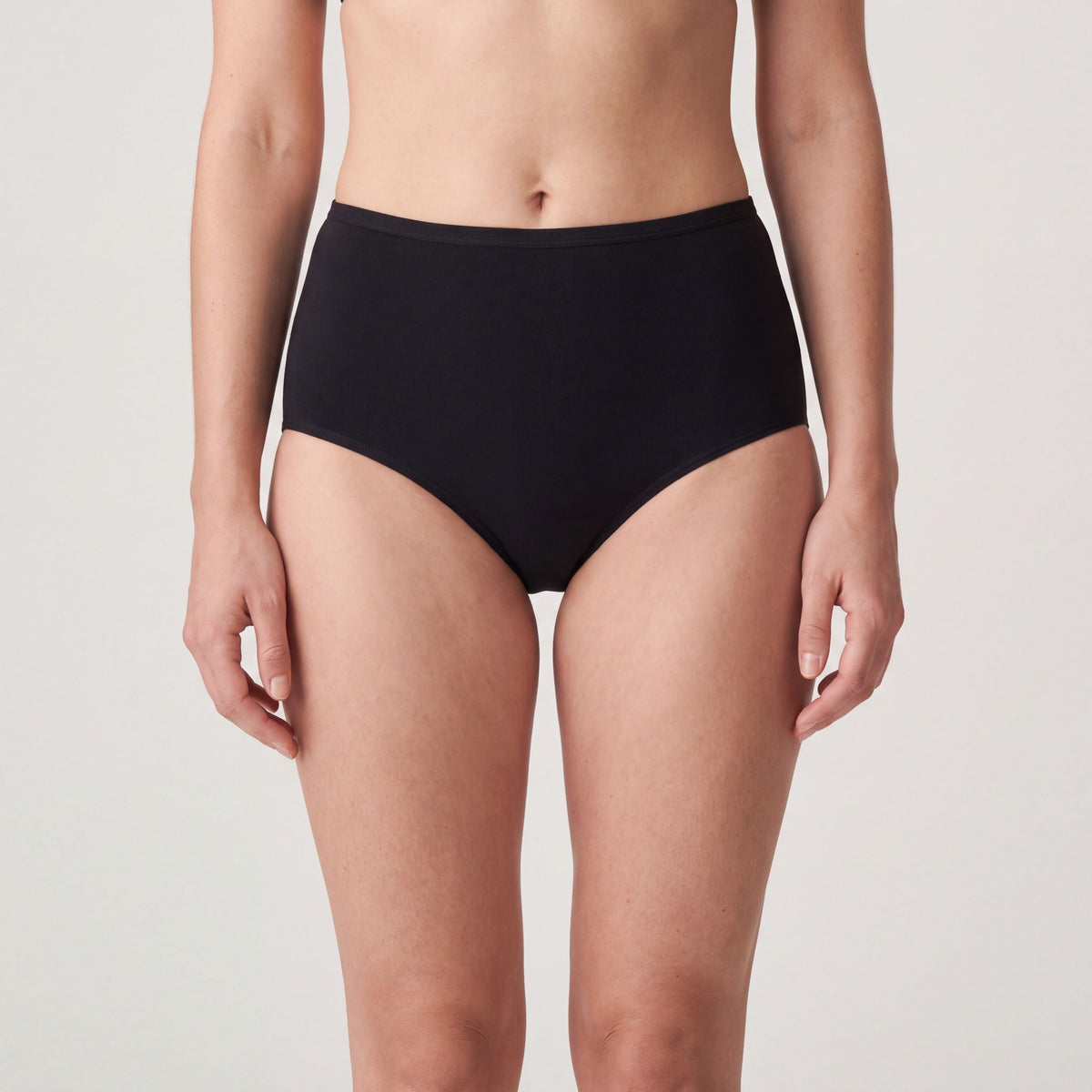 Culotte haute Louma noire portée, plan taille-genou