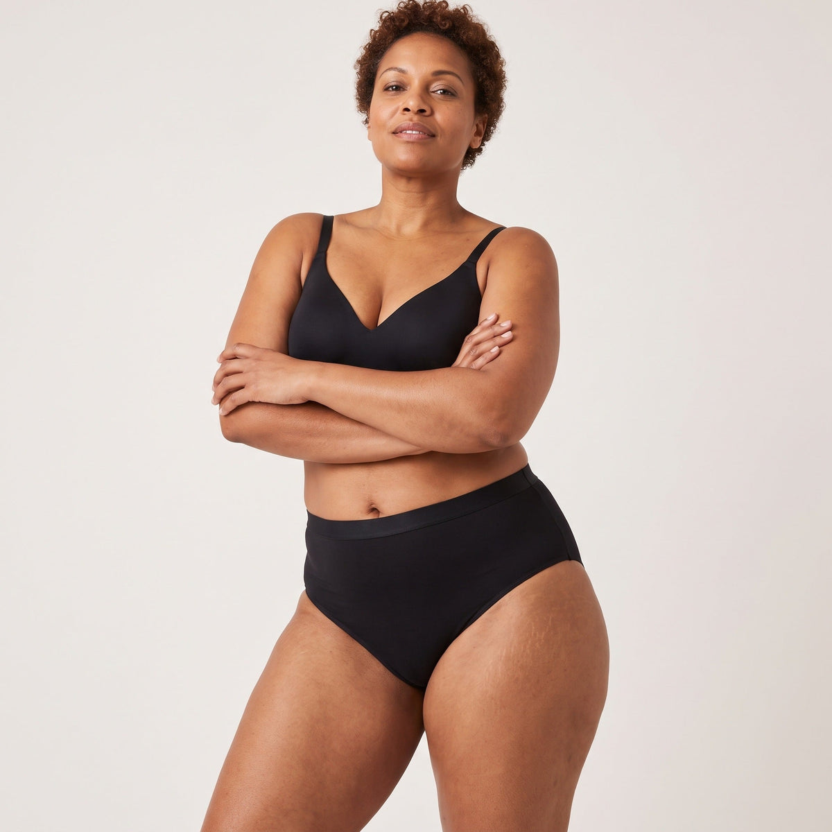 Femme portant la culotte haute Louma noire, plan entier en studio
