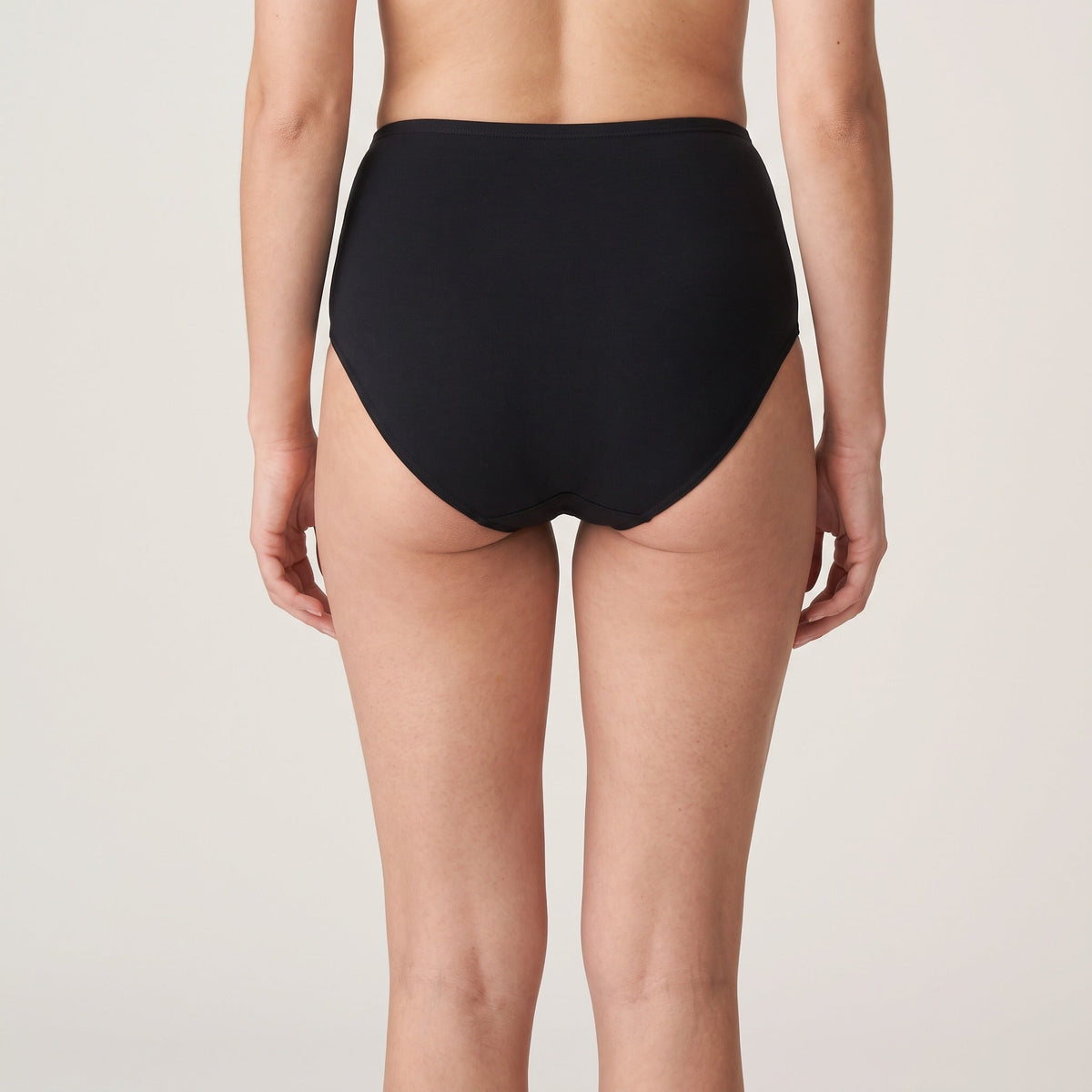 Culotte haute Louma noire portée, vue de dos, taille aux genoux