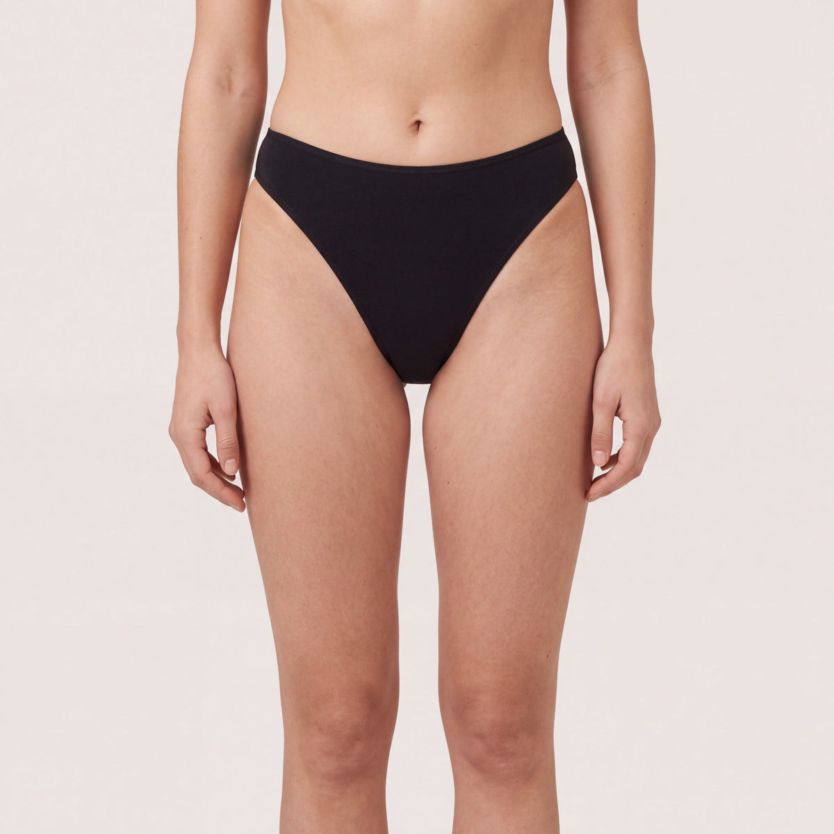 Culotte échancrée Louma noire portée, plan taille-genou