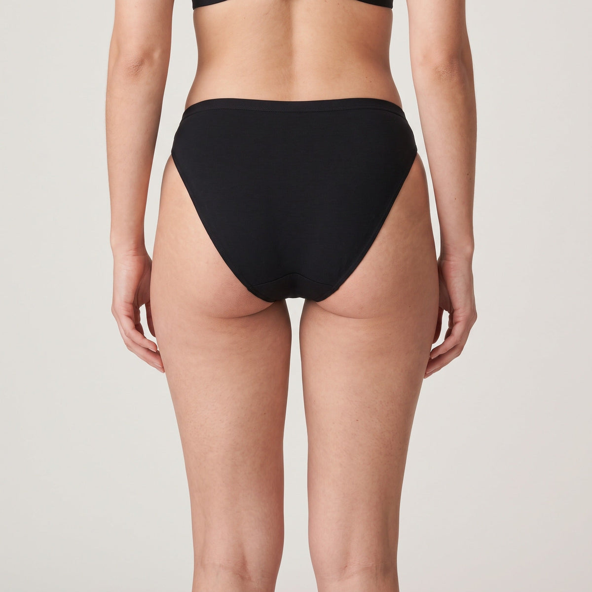 Culotte échancrée Louma noire portée, vue de dos, taille aux genoux