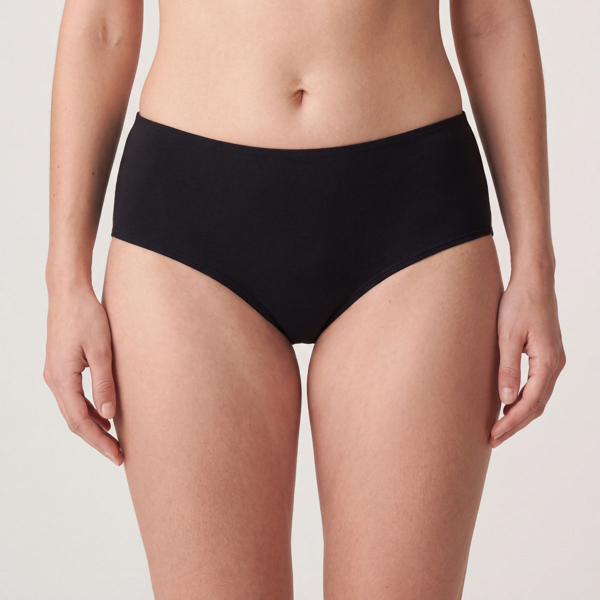 Hipster Louma noir portée, plan taille-genou