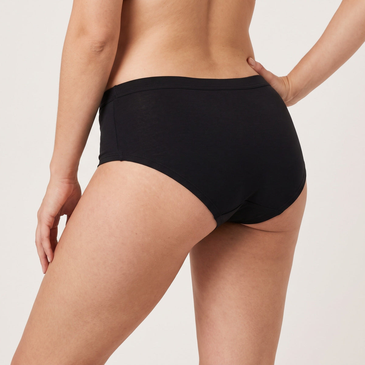 Hipster Louma noir portée, vue de trois-quarts arrière, hanche et taille