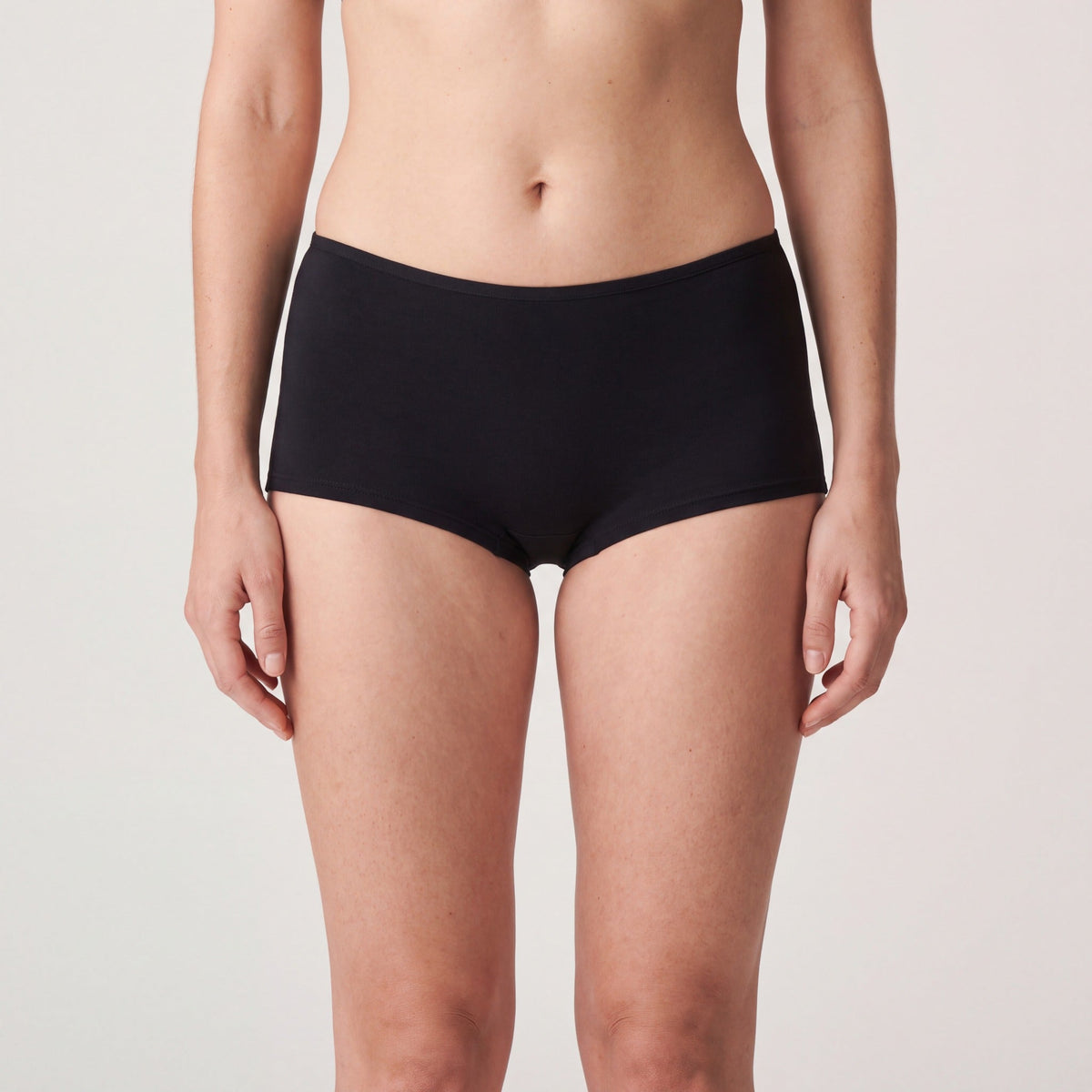 Shorty Louma noir portée, plan taille-genou