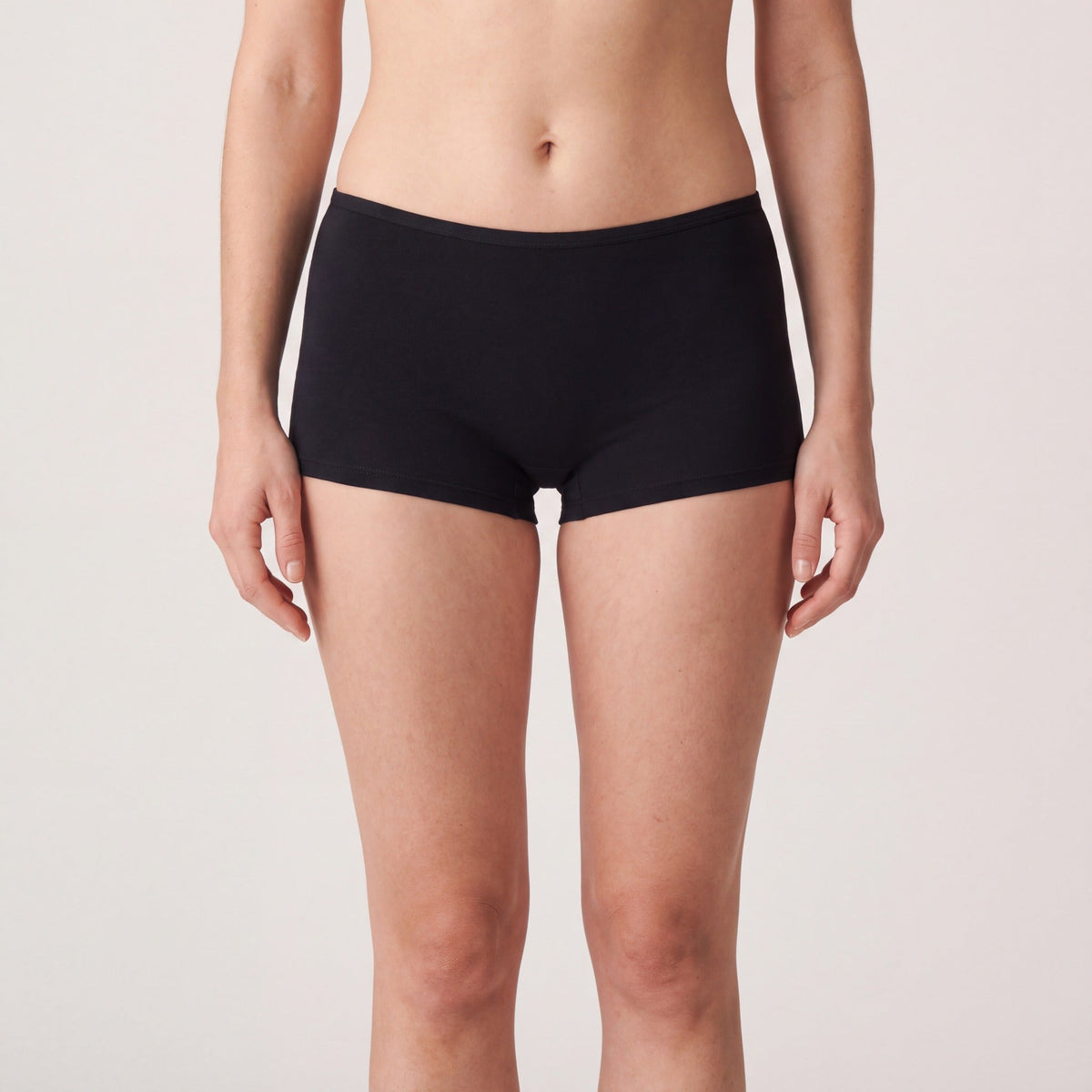 Shorty Louma noir portée, plan taille-genou