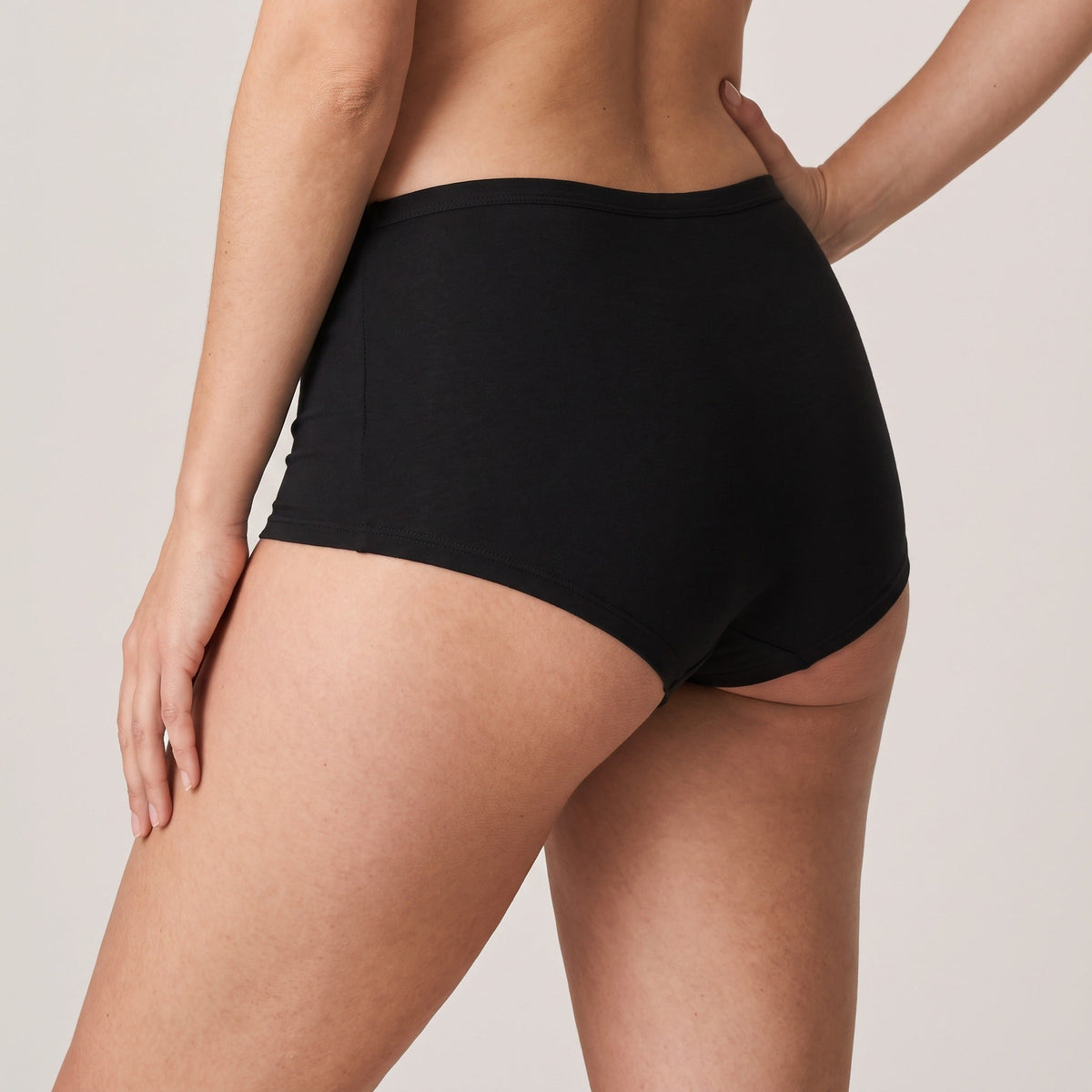 Shorty Louma noir portée, vue de trois-quarts arrière, hanche et taille