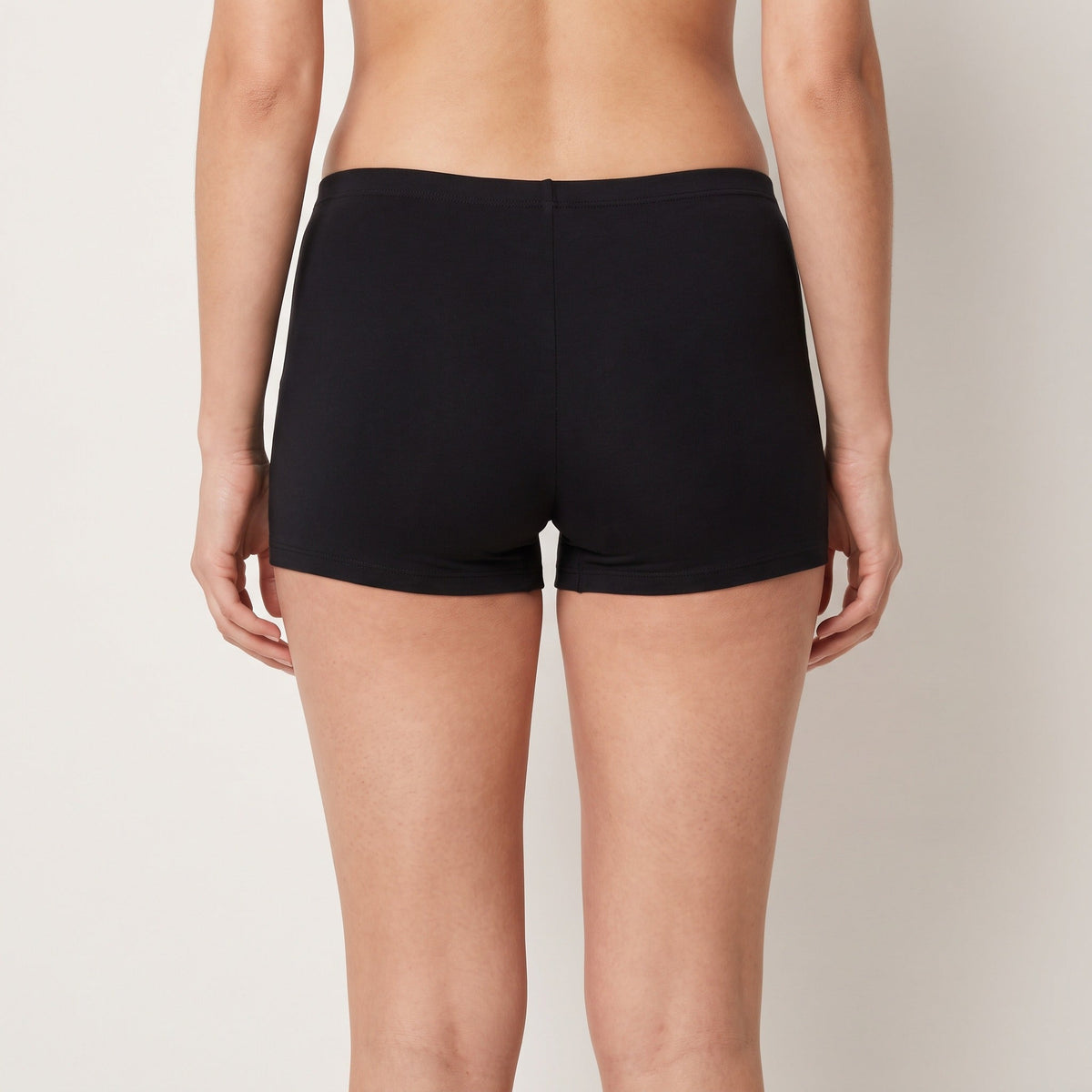 Shorty Louma noir portée, vue de dos, taille aux genoux